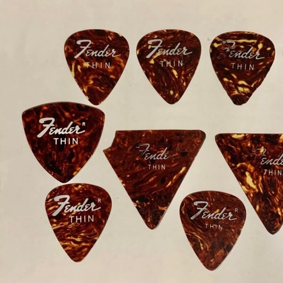 13 Vintage Fender 1960’s 1970’s Tort Celluloid Guitar Picks - Some Used - Picture 2 of 4